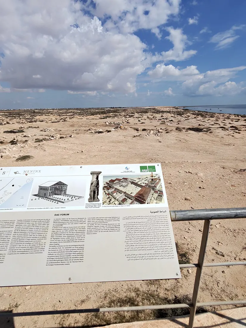 Panneau du forum romain de Meninx face aux vestiges et à la mer