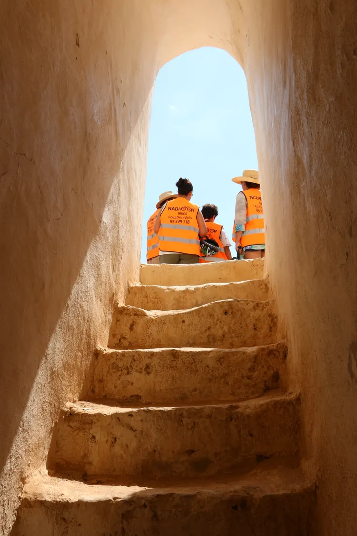 Le groupe ressort de la mosquée souterraine par un escalier voûté